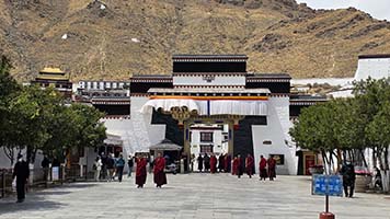L'ingresso principale del monastero di Tashilhunpo a Shigatse