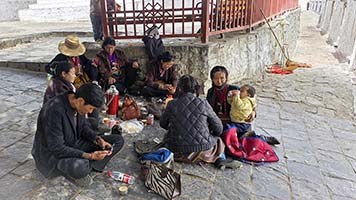 Famiglia tibetana mentre fa un picnic al Tashilhunpo