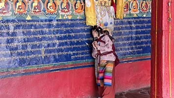 Giovane tibetana prega al Tashilhunpo