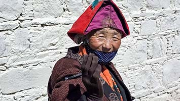 Anziana saluta al Tashilhunpo