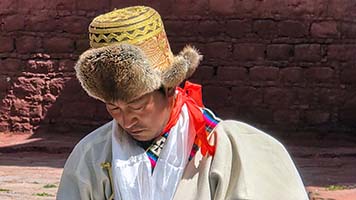 Pellegrino tibetano a Sakya