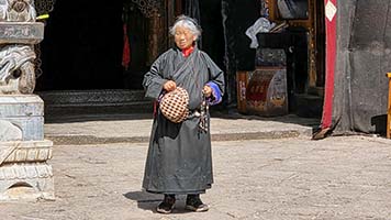 Anziana pellegrina tibetana a Sakya