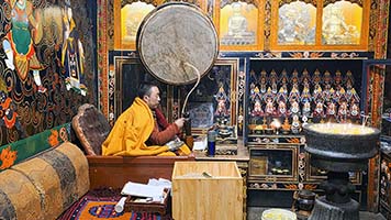 Lama prega a Sakya