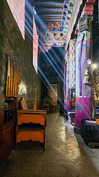 Raggi di sole illuminano l'interno di Sakya