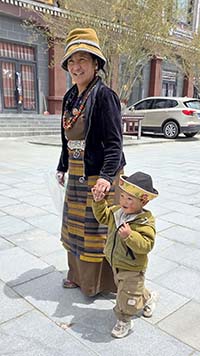 Madre con bambino a Sakya