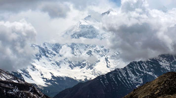 Il Makalu tra le nubi dal passo di Shao