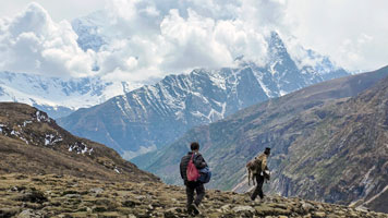 Pastori tibetani davanti al Makalu