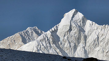 Makalu a sx e Chomo Lonzo a dx in primo piano