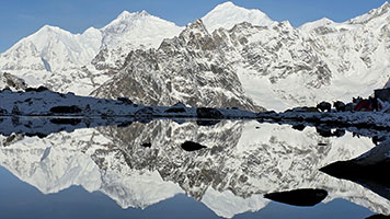 Lhotse ed Everest si specchiano nel lago di Shurima inferiore