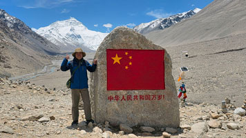 Cippo cinese a Rongbouk davanti alla nord dell'Everest