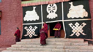 Monaci a Rongbuk
