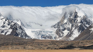 Nuvole scavalcano le vette di confine accanto allo Shisha Pangma