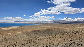 Il lago di Pelku, 4600 m, con lo Shisha Pangma sullo sfondo