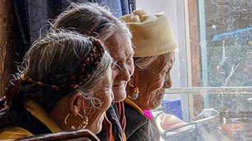 Vecchie tibetane in un locale di Gyirong County