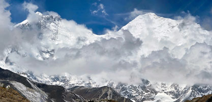 Lhotse ed Everest tra le nubi dal campo base est