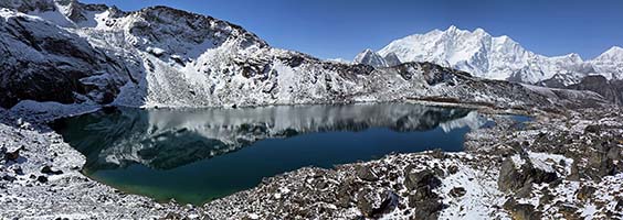 Il lago di Shurima superiore su cui si riflette il Makalu