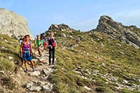 Gruppo in marcia in cresta sopra al rifugio d'Usciolu