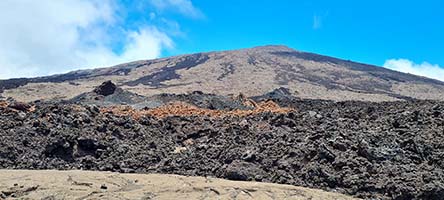 La Chapelle de Rosemont davanti al Piton de la Fournaise