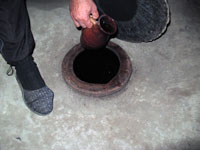 Cantina di Guurjani, mescita di vino