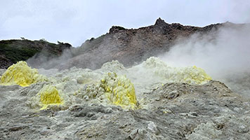 Fumarole della solfatara ai piedi del monte Io, nel PN Akan