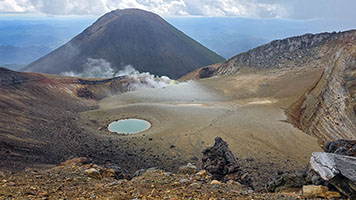 Caldera del monte Meakan con sullo sfondo il monte Akan-Fuji