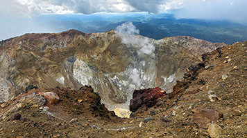 Il cratere sommitale del monte Meakan