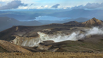 Il cratere di Nakamachineshiri sul monte Meakan con sullo sfondo il lago Akan