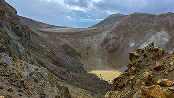Il lago sulfureo sul fondo del cratere del monte Meakan