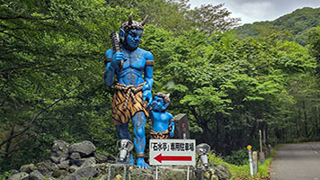 Statua di due demoni padre e figlio a Noboribetsu