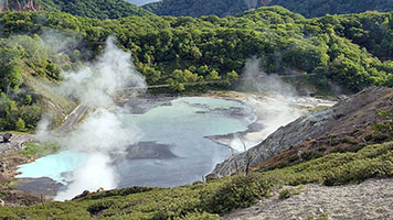 Il laghetto di Oyunuma a Noboribetsu dall'alto