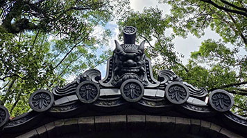 Frontone sulla porta del Kaizando Sanmon nel tempio zen di Shofukuji a Fukuoka