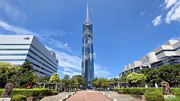 La torre Fukuoka nell'omonima città (la seconda più alta del Giappone)