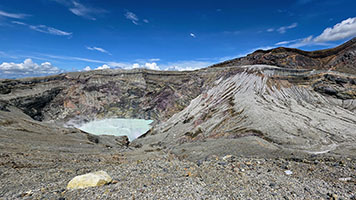 Il laghetto celeste sul fondo della caldera dell'Aso Nakadake Crater 1