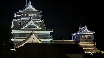 Il castello di Kumamoto illuminato di notte