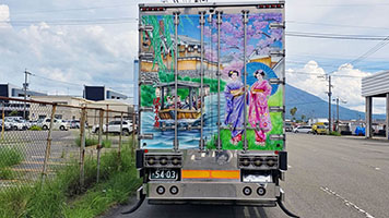 Camion per il trasporto del pesce al porto di Kagoshima