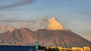Il vulcano Sakurajima al tramonto visto dal porto di Kagoshima
