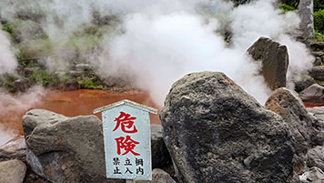Akaike Jigoku (Inferno dello Stagno Rosso) nei pressi dell'Umi Jigoku a Beppu