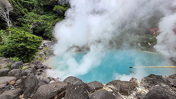 Uova messe a bollire nell'Umi Jigoku a Beppu