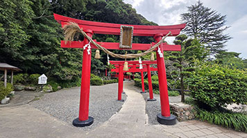 Ingresso al santuario shintoista del Drago Bianco Inari presso l'Umi Jigoku