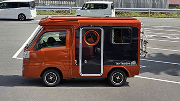 Un mini camper nel parcheggio delle terme infernali di Beppu