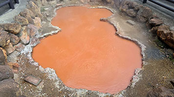 Pozza rossastra presso il Kamado Jigoku a Beppu