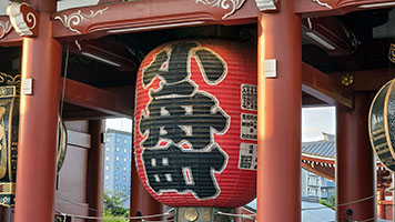 Lanterna gigante sulla porta Hōzōmon presso il tempio Sensō-ji ad Asakusa