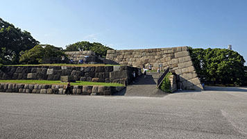 Le rovine del castello Tokugawa nel centro di Tokyo