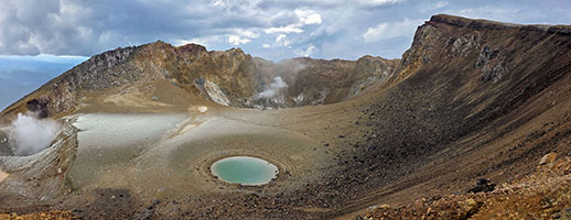 Panorama sulla grande caldera sommitale del vulcano Meakan