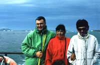 Giovanni accanto ad una coppia di inuit