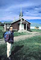 Gianluca davanti alla chiesa di Erik il rosso