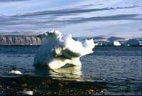 Un piccolo iceberg sulla spiaggia di Qaanaaq