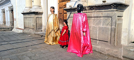 Maschere per il Natale sul sagrato della cattedrale di San José ad Antigua