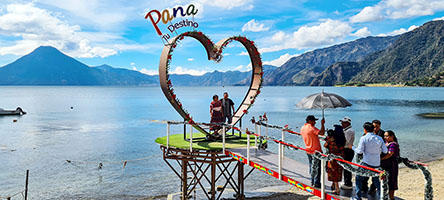 Il paesino di Panajachel sul lago Atitlán