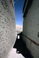 Passaggio stretto tra le mura del gompa di Basgo